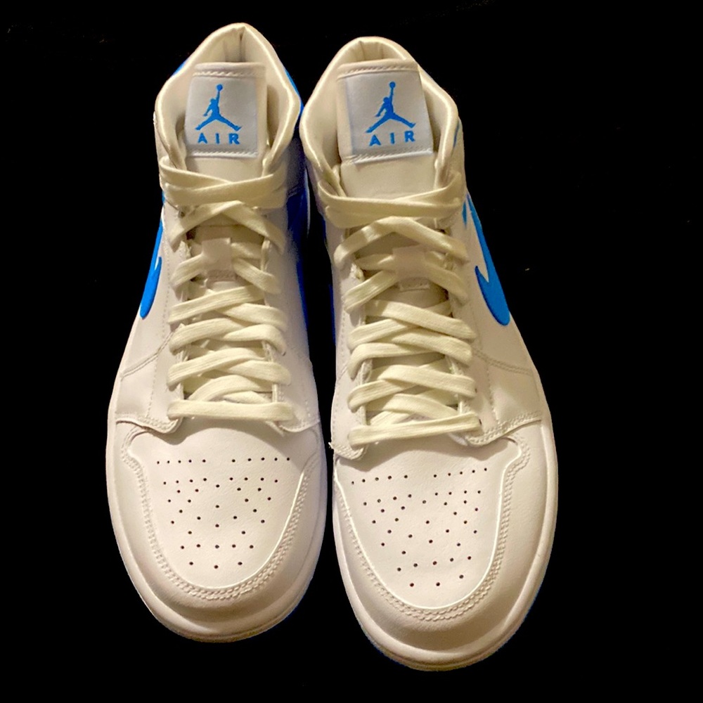 WMNS AIR JORDAN 1 MID 10.5 Woman 9 Men